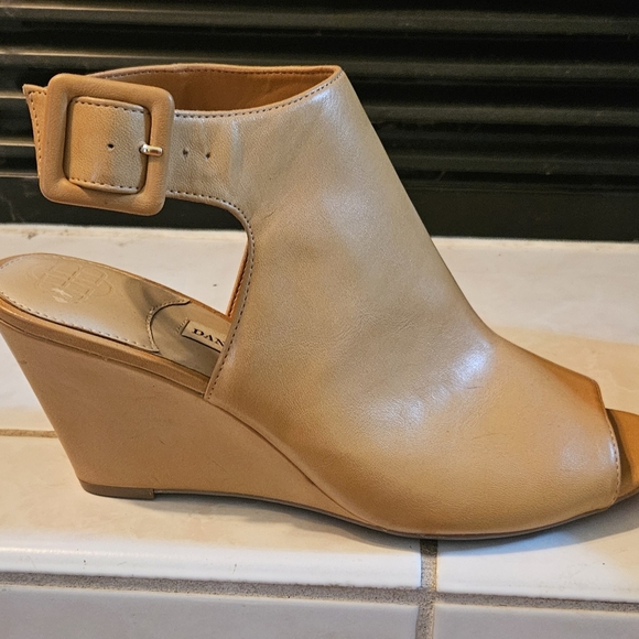 Dana Buchman wedge heel - Picture 3 of 5